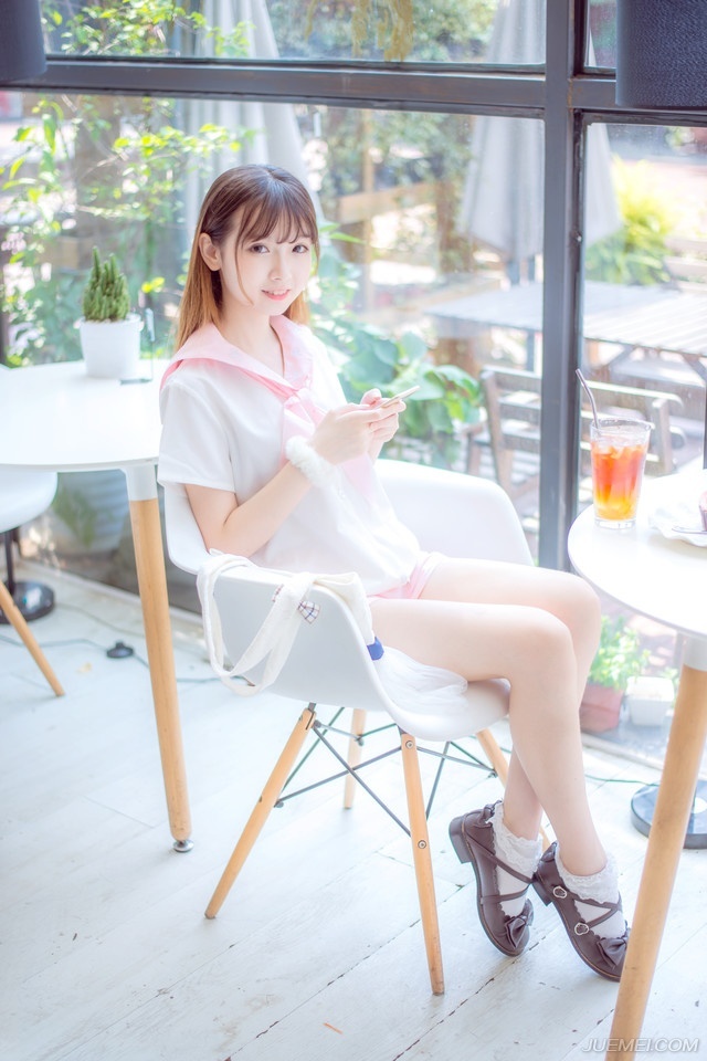 “蠢女人！”看着两女离去的背影，吕布摇了摇头，他哪看不出来，小乔对于周瑜的死虽然难过，但并没有那种死去活来的程度，毕竟时间可以冲淡一切，对周瑜如是，对小乔同样也如是，但哪怕这样，也不该在自己面前表现出来，不过小乔如果哪天长大了，没这份蠢劲了，那还真有点不习惯，相比起来，吕布还是比较喜欢看这一根筋的丫头刚刚挺起来那点劲儿被自己按下去的表情。